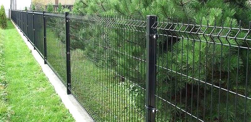 Black vinyl-coated welded wire fence with 4 ft. height.