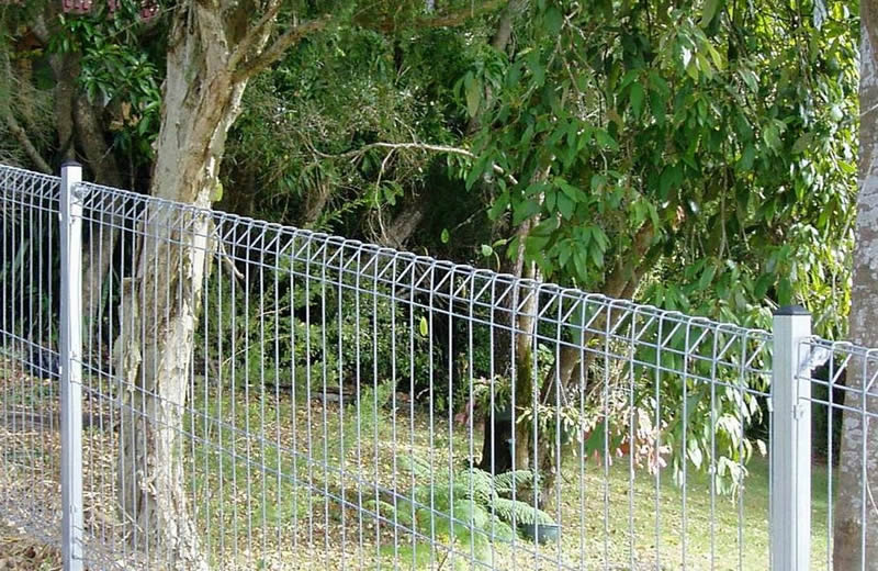 Triangle roll top welded wire fencing for garden is safe for your children but also attractive.