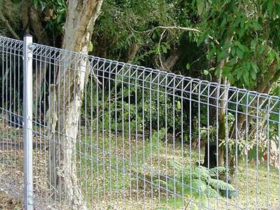 Triangle roll top welded wire fencing for garden is safe for your children but also attractive.